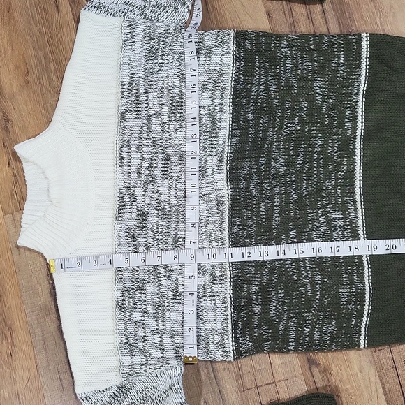 Green Color Block Mock Neck Long Sleeve Sweater - Picture 3 of 7